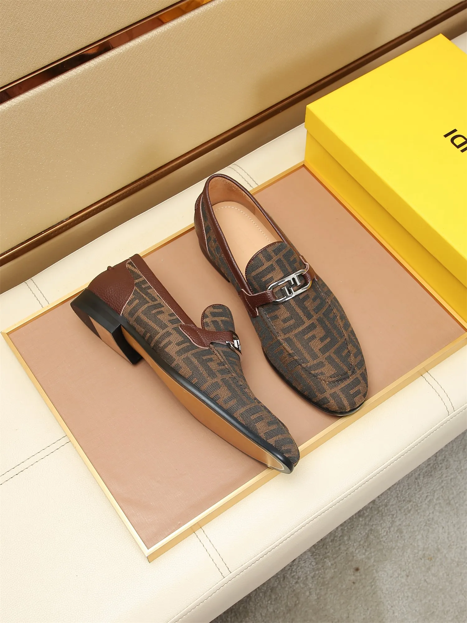 Men's shoes💰460 🕷🕷【FENDI】The latest men's formal leather shoes🇨🇳Classic series not to be missed💯The first layer is made of imported first-layer cowhide☘Original quality, the leather is smooth and delicate🎋Awesome version, perfect streamlined outline🍇Cowhide lining, size 38-44 (customized at 45.46)...